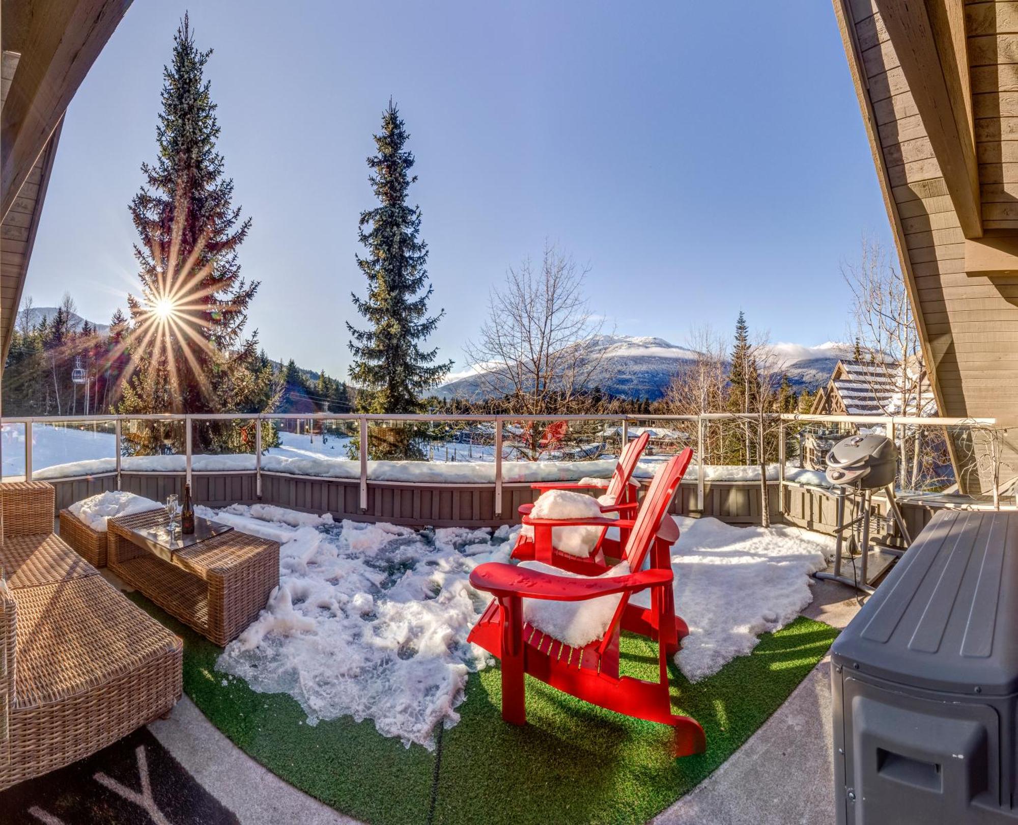 THE LOOKOUT PENTHOUSE // a luxe suite in Whistler Extérieur photo
