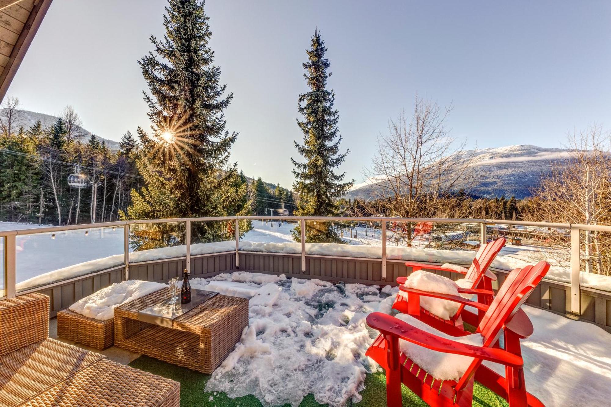THE LOOKOUT PENTHOUSE // a luxe suite in Whistler Extérieur photo