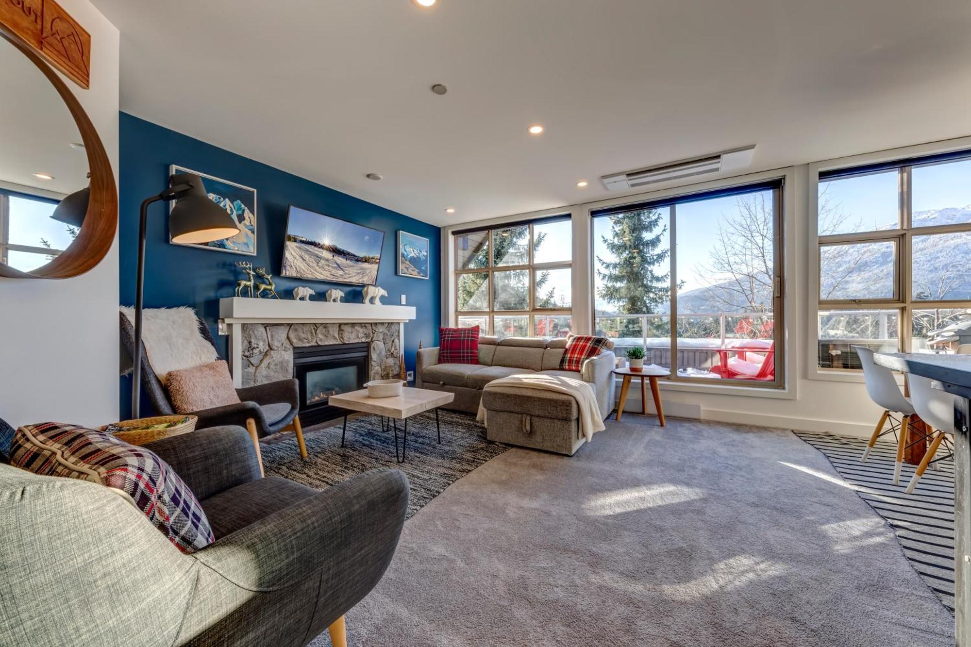 THE LOOKOUT PENTHOUSE // a luxe suite in Whistler Extérieur photo