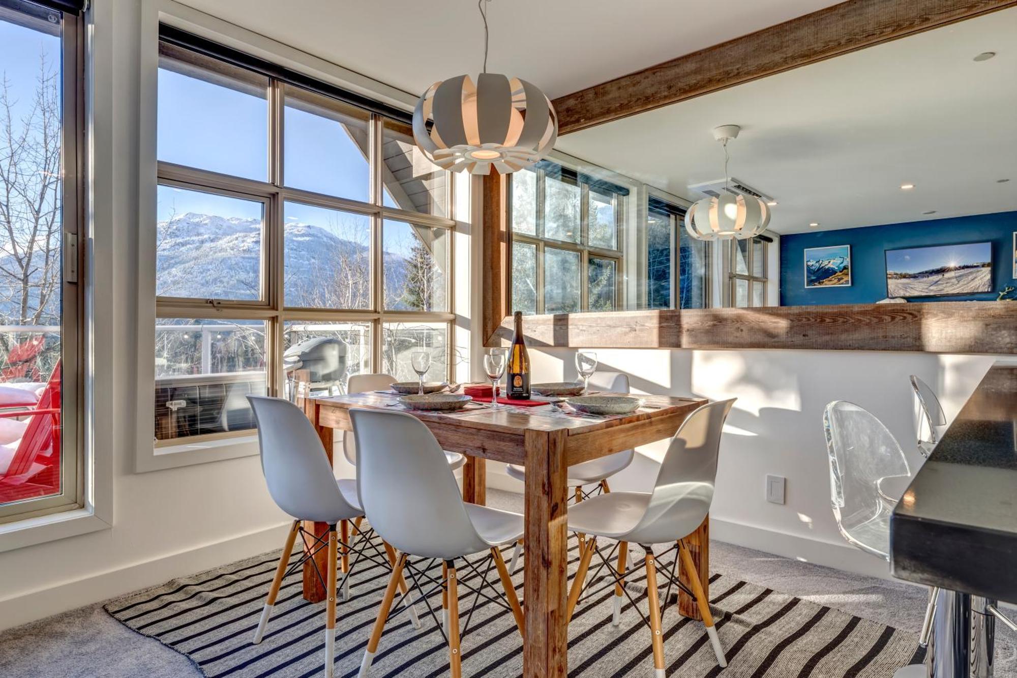 THE LOOKOUT PENTHOUSE // a luxe suite in Whistler Extérieur photo