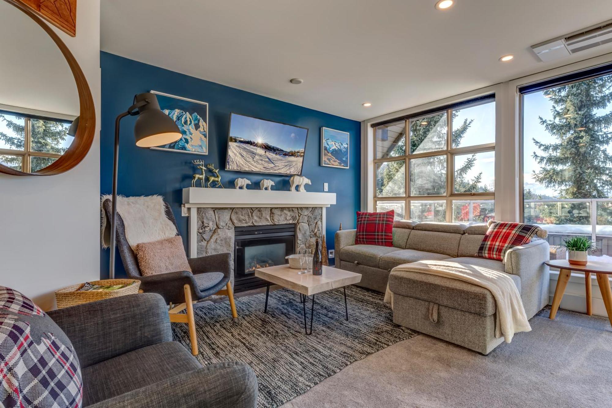 THE LOOKOUT PENTHOUSE // a luxe suite in Whistler Extérieur photo