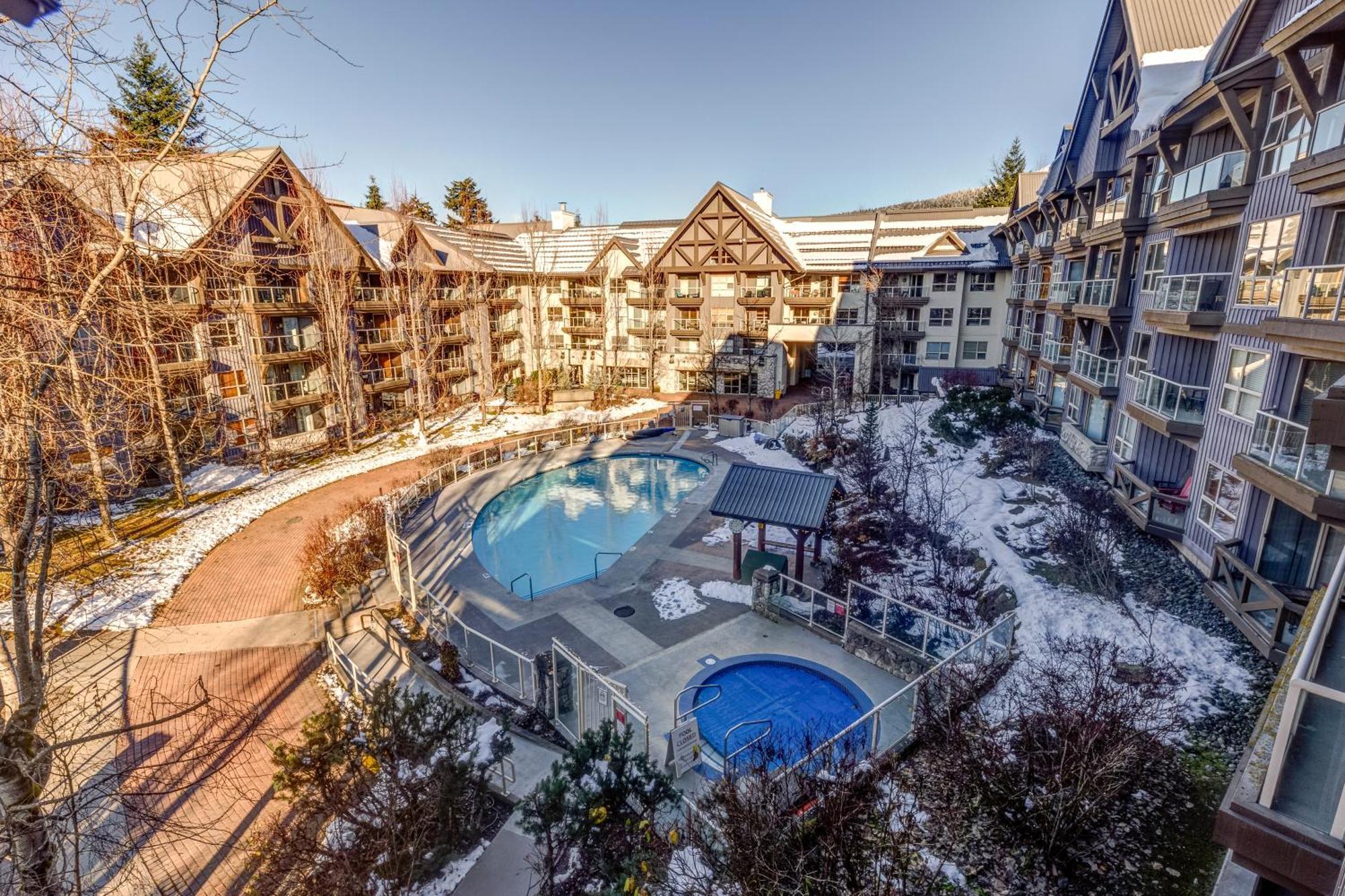 THE LOOKOUT PENTHOUSE // a luxe suite in Whistler Extérieur photo