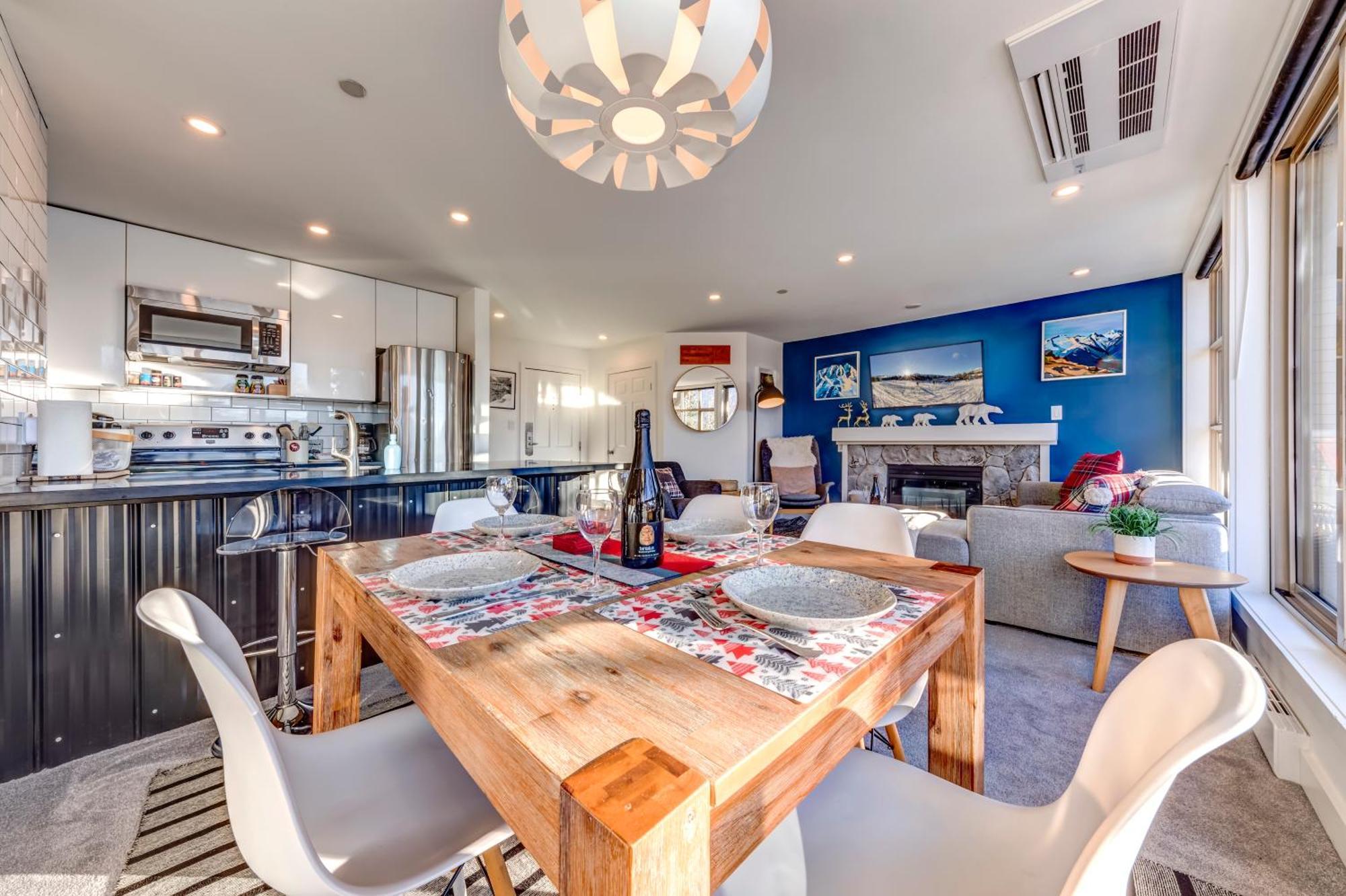 THE LOOKOUT PENTHOUSE // a luxe suite in Whistler Extérieur photo