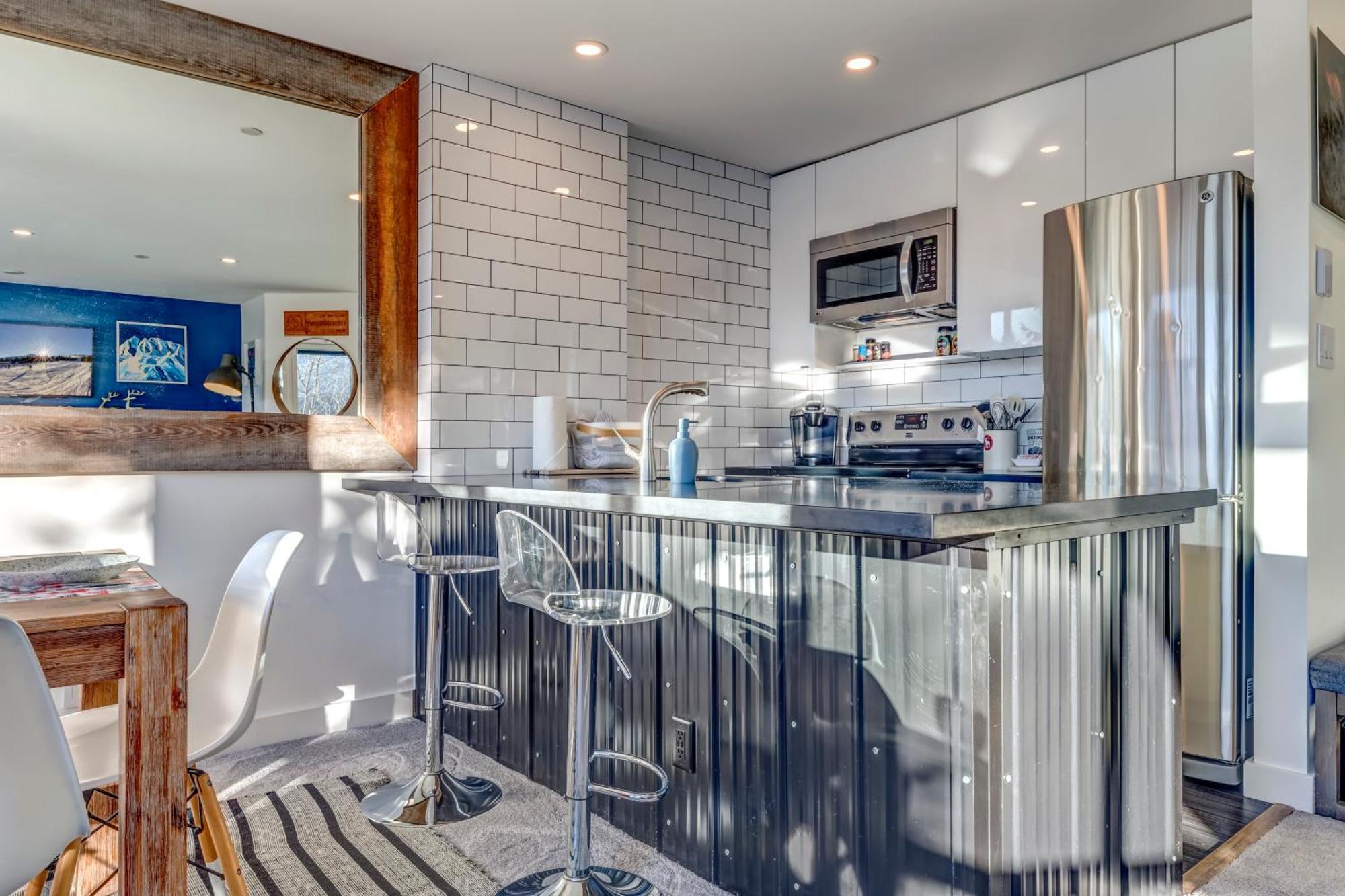 THE LOOKOUT PENTHOUSE // a luxe suite in Whistler Extérieur photo