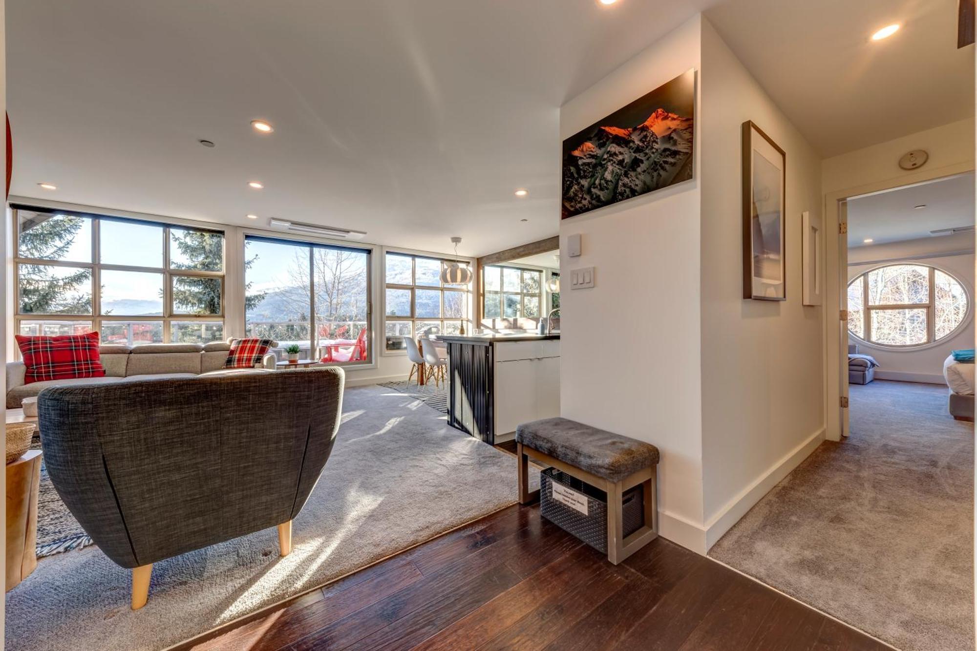THE LOOKOUT PENTHOUSE // a luxe suite in Whistler Extérieur photo