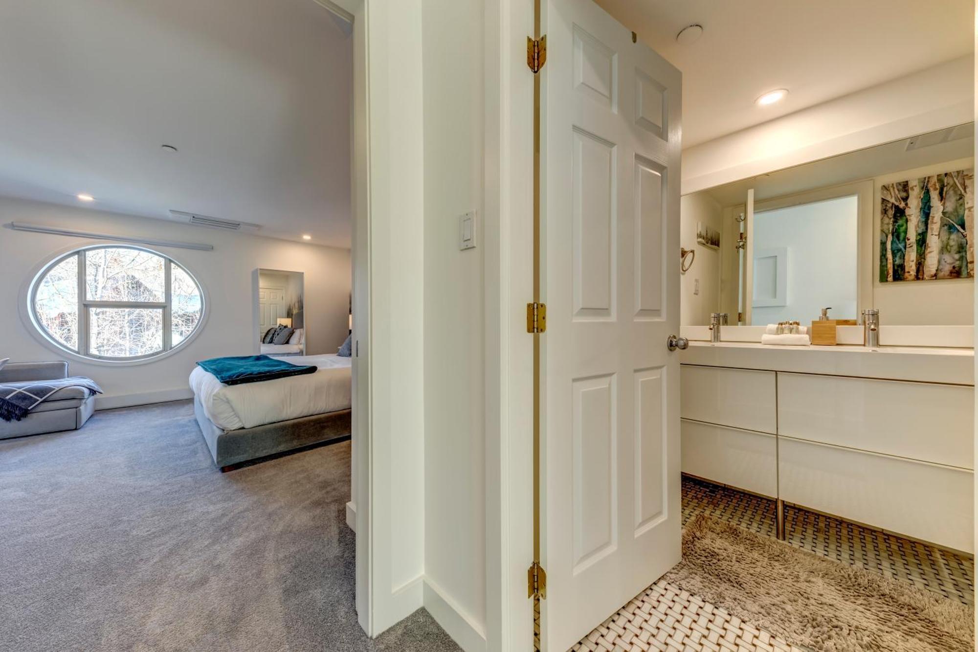 THE LOOKOUT PENTHOUSE // a luxe suite in Whistler Extérieur photo