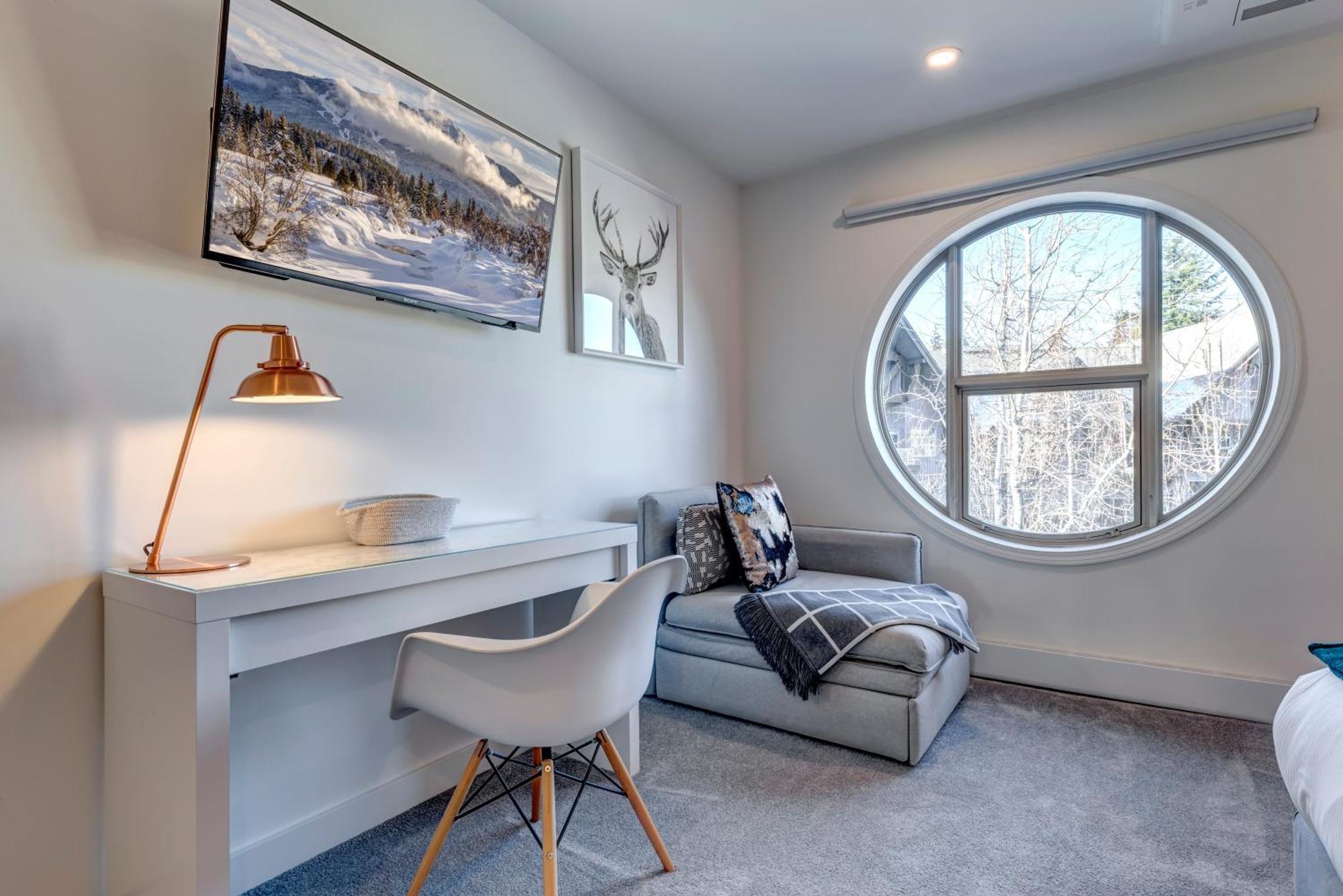 THE LOOKOUT PENTHOUSE // a luxe suite in Whistler Extérieur photo
