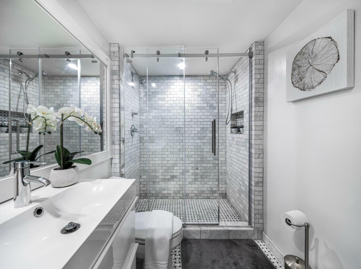THE LOOKOUT PENTHOUSE // a luxe suite in Whistler Extérieur photo