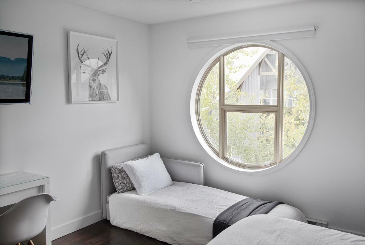 THE LOOKOUT PENTHOUSE // a luxe suite in Whistler Extérieur photo