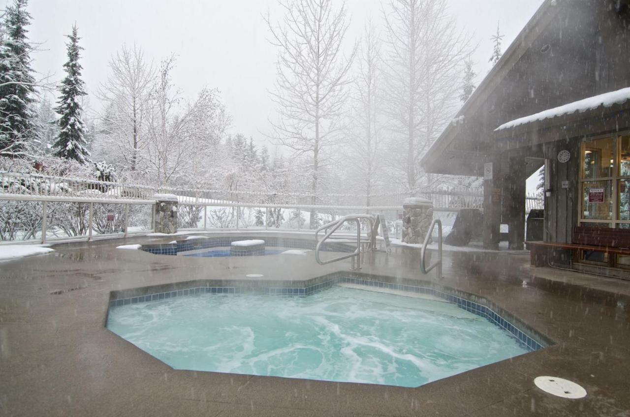 THE LOOKOUT PENTHOUSE // a luxe suite in Whistler Extérieur photo
