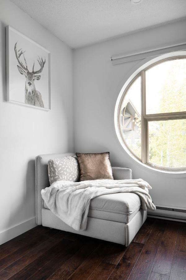 THE LOOKOUT PENTHOUSE // a luxe suite in Whistler Extérieur photo